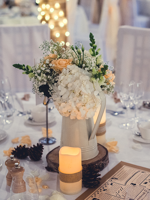 this autumnal wedding décor was full of light peaches and candles