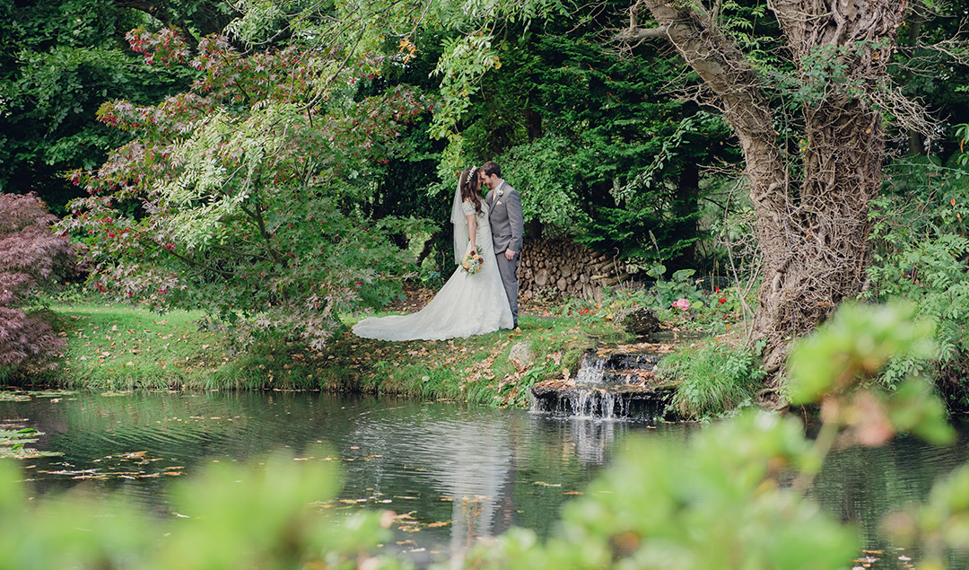 the gardens at this stunning Hampshire venue are the perfect place for wedding photography